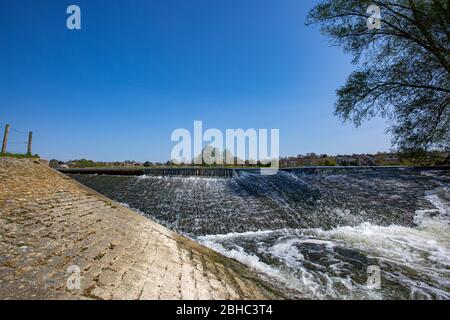 Ein Wasserfall am Fluss Stockfoto