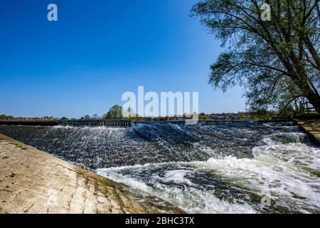 Ein Wasserfall am Fluss Stockfoto