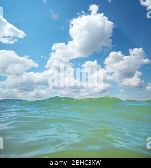 Meereswellen Nahaufnahme, niedrige Winkel Blick Wasser und Himmel Hintergrund. Stockfoto