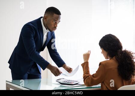 Close-up Geschäftsmann Übersicht Dokument zu weiblichen Angestellten am Arbeitsplatz Stockfoto