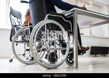 Geschäftsfrau Mit Behinderungen, Die Im Büro Im Rollstuhl Sitzt Stockfoto