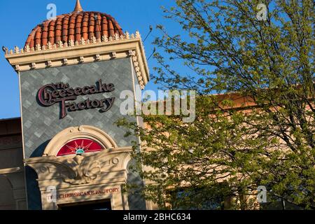 Ein Logo-Schild vor einem Restaurant der Cheesecake Factory in Columbia, Maryland, am 22. April 2020. Stockfoto