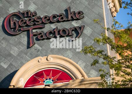 Ein Logo-Schild vor einem Restaurant der Cheesecake Factory in Columbia, Maryland, am 22. April 2020. Stockfoto