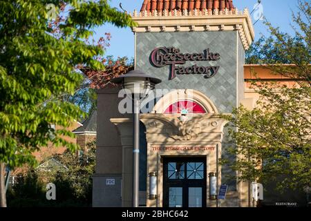 Ein Logo-Schild vor einem Restaurant der Cheesecake Factory in Columbia, Maryland, am 22. April 2020. Stockfoto