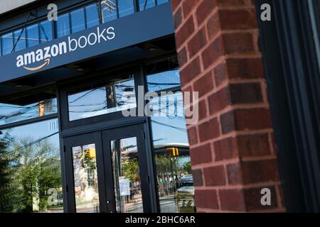 Ein Logo-Schild außerhalb eines Amazon Books Einzelhandelsgeschäft Standort in Bethesda, Maryland am 22. April 2020. Stockfoto