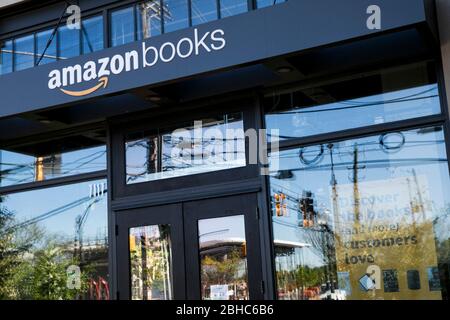 Ein Logo-Schild außerhalb eines Amazon Books Einzelhandelsgeschäft Standort in Bethesda, Maryland am 22. April 2020. Stockfoto