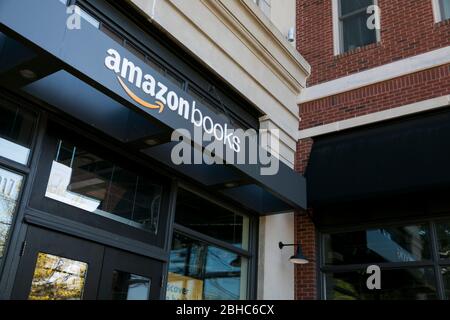 Ein Logo-Schild außerhalb eines Amazon Books Einzelhandelsgeschäft Standort in Bethesda, Maryland am 22. April 2020. Stockfoto