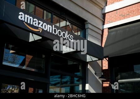 Ein Logo-Schild außerhalb eines Amazon Books Einzelhandelsgeschäft Standort in Bethesda, Maryland am 22. April 2020. Stockfoto