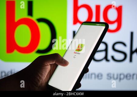 Jaipur, Indien, um 2020 - Foto der mobilen Anwendung der Lebensmittelanwendung Big Basket. Der Hintergrund hat auch ein Brett mit großen Bas Stockfoto