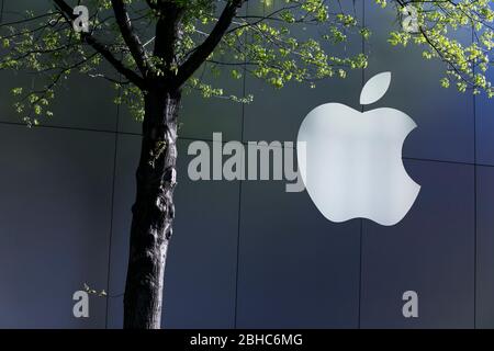 Ein Logo-Schild vor einem Apple Store Standort in Bethesda, Maryland am 22. April 2020. Stockfoto