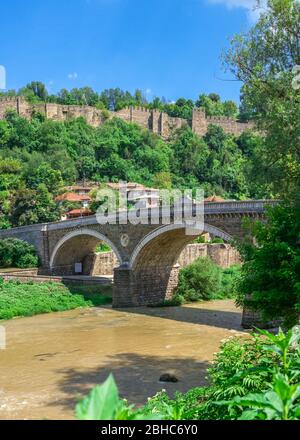 Brücke über den Fluss Yantra in der Nähe der Festung Veliko Tarnovo, Bulgarien. Hi res Panoramablick an einem sonnigen Sommertag. Stockfoto