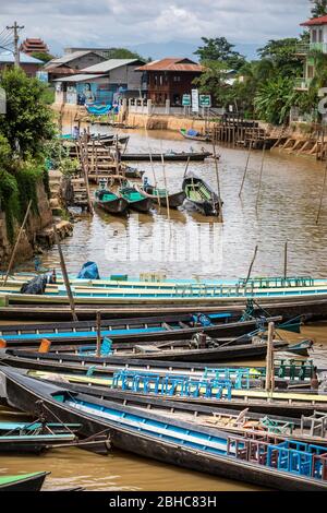 Kanton Nyaungshwe, Shan / Myanmar. 31. Juli 2019: Inle Bootsstation in Inle Nyaung Shwe Canal. Eine Reihe von Fischerbooten entlang des Flusses erzeugt Stockfoto