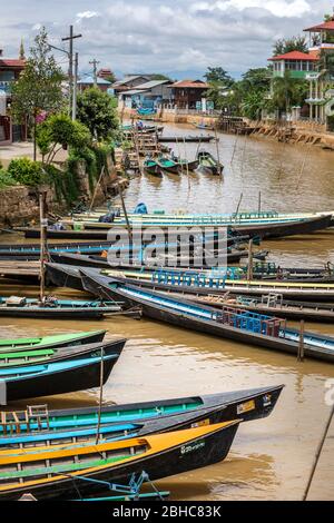 Kanton Nyaungshwe, Shan / Myanmar. 31. Juli 2019: Inle Bootsstation in Inle Nyaung Shwe Canal. Eine Reihe von Fischerbooten entlang des Flusses erzeugt Stockfoto