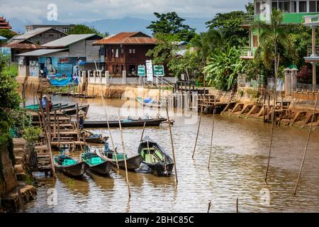 Kanton Nyaungshwe, Shan / Myanmar. 31. Juli 2019: Inle Bootsstation in Inle Nyaung Shwe Canal. Eine Reihe von Fischerbooten entlang des Flusses erzeugt Stockfoto