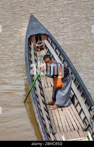 Kanton Nyaungshwe, Shan, Myanmar. 31. Juli 2019: Burma Fischer in seinem Boot im Inle Nyaung Shwe Kanal. Entlang des Flusses, der vom Inle Lake erzeugt wird. Stockfoto