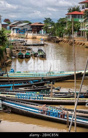 Kanton Nyaungshwe, Shan, Myanmar. 31. Juli 2019: Inle Bootsstation in Inle Nyaung Shwe Canal. Eine Reihe von Fischerbooten entlang des Flusses erzeugt b Stockfoto