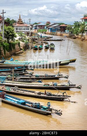 Kanton Nyaungshwe, Shan / Myanmar. 31. Juli 2019: Inle Bootsstation in Inle Nyaung Shwe Canal. Eine Reihe von Fischerbooten entlang des Flusses erzeugt Stockfoto