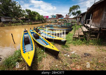 Kanton Nyaungshwe, Shan, Myanmar. 31. Juli 2019: Inle Bootsstation in Inle Nyaung Shwe Canal. Eine Reihe von Fischerbooten entlang des Flusses erzeugt b Stockfoto