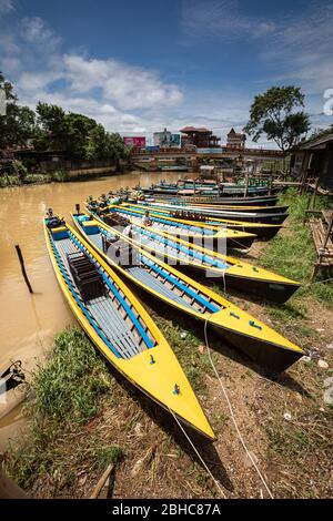 Kanton Nyaungshwe, Shan, Myanmar. 31. Juli 2019: Inle Bootsstation in Inle Nyaung Shwe Canal. Eine Reihe von Fischerbooten entlang des Flusses erzeugt b Stockfoto