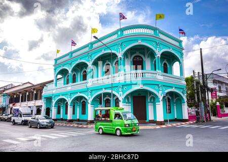 Phuket Districtul Mueang, Thailand. 3. August 2019: Altstadt von Phuket, blaues Gebäude und Stadtleben. Zwischen Dibuk Rd und Yaowarat Rd. Blauer Himmel mit c Stockfoto