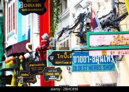 Phuket, Districtul Mueang Phuket, Thailand. 3. August 2019: Geschäftsschilder entlang einer Straße in der Altstadt von Phuket in Thailand. Zahlreiche Farbfu Stockfoto