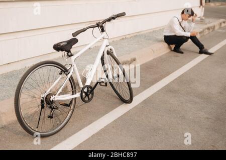 Asiatischer Mann unglücklich, wenn er mit seinem Handy in der Straße. Stockfoto