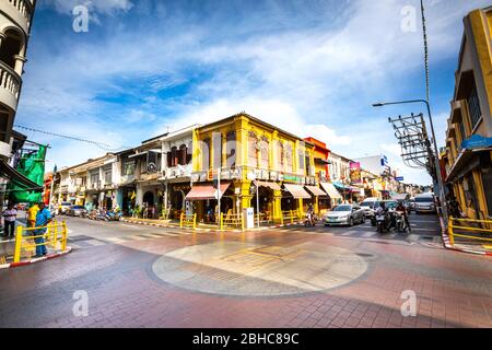Phuket Districtul Mueang, Thailand. 3. August 2019: Historisches Zentrum der berühmten Stadt Phuket in Thailand, Kreuzung zwischen Yaowarat Rd und Kr Stockfoto
