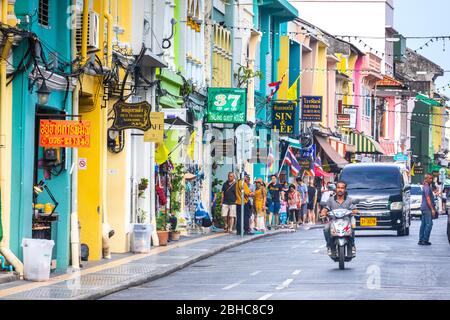 Phuket, Districtul Mueang, Thailand. 3. August 2019: Stadtleben im historischen Zentrum von Phuket, bunte Häuser und Bürger und Touristen zu Fuß alo Stockfoto