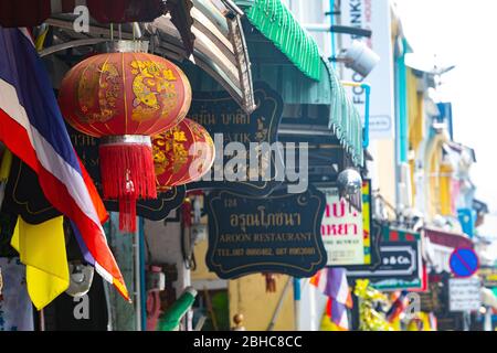Phuket, Districtul Mueang Phuket,Thailand - 3. August 2019: Business-Schilder entlang einer Straße in der Altstadt von Phuket in Thailand. Zahlreiche Farbfu Stockfoto