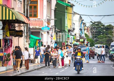 Phuket, Districtul Mueang, Thailand. 3. August 2019: Stadtleben im historischen Zentrum von Phuket, bunte Häuser und Bürger und Touristen zu Fuß alo Stockfoto