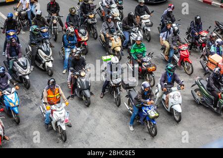 Bangkok, Pathumwan, Thailand. 22. Juli 2019: Viele Motorräder Motorräder hielten an der Ampel und warteten auf das grüne Licht. In der Metropole B Stockfoto