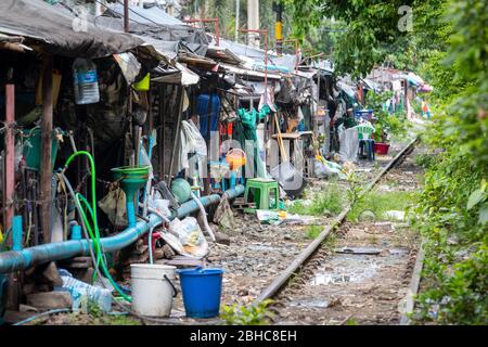 Bangkok, Khlong Toei / Thailand - 22. Juli 2019: Baracken mit kleinen Geschäften neben den Gleisen eines Zuges im Zentrum von Bangkok in Thailand. Grad Stockfoto