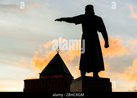 Denkmal von Kusma Minin und Turm von Demetrius oder Dmitrovskaya Turm im Kreml Nischni Nowgorod. Stockfoto