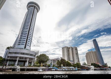 Bangkok, Samphanthawong, Thailand. 22. Juli 2019: Millennium Hilton Hotel vom Chao Phraya Fluss in der Metropole Bangkok in Thailand gesehen. Sk Stockfoto