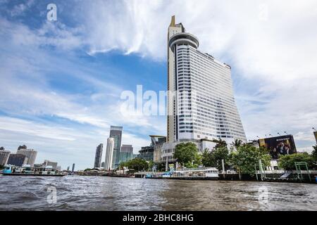 Bangkok, Samphanthawong / Thailand - 22. Juli 2019: Millennium Hilton Hotel vom Chao Phraya Fluss in der Metropole Bangkok in Thailand gesehen. Stockfoto