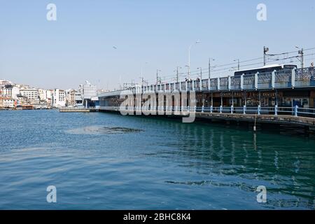 Fischrestaurants unter der Galata-Brücke sind wegen Corona Virus Covid-19 geschlossen, der Maßnahmen und Einschränkungen in Istanbul verhindert. Stockfoto
