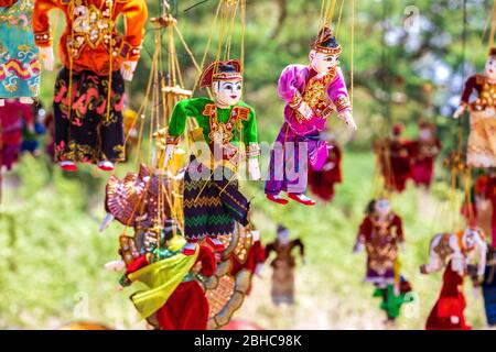 Burma Marionette in einem Touristenstand auf der Straße. Souvenir-Artikel zum Verkauf in Myanmar. Aufgehängt am Display. Stockfoto