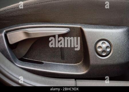 Auto in Velours-Sitzen mit Einstell-Memory-Knopf. Moderne Transportmittel. Interieur des modernen Prestige-Autos. Textil-Einschaltsitz für verbesserte Oper Stockfoto