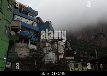 Rio De Janeiro, Brasilien. April 2020. Blick auf die Wohnungen in der Rocinha Favela. Der deutsche Reiseführer Weber und der Fußballspieler Kuranyi haben nach einem direkten Weg gesucht, um den Favelas, die besonders von der Covid-Pandemie 19 betroffen sind, zu helfen (zu dpa 'Kuranyis Favela-Hilfe in Rio' von 25.04.2020) Quelle: Ian Cheibub/dpa/Alamy Live News Stockfoto