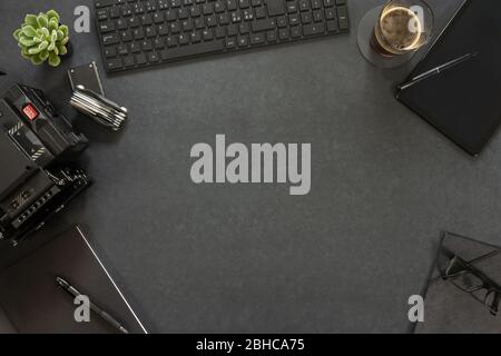 Ansicht von oben auf Tastatur und Tagebuch mit Fotoausrüstung auf dem Tisch Stockfoto