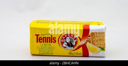 Alberton, Südafrika - eine Packung Bakers Zitrone gewürzt Tennis Kekse isoliert auf einem klaren Hintergrundbild mit Kopierraum Stockfoto