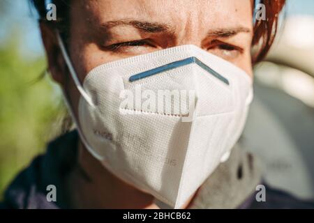 LUXEMBURG/APRIL 2020: Frau, die eine schützende KN95-Maske gegen COVID-19 trägt Stockfoto