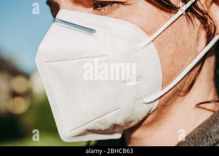 LUXEMBURG/APRIL 2020: Frau, die eine schützende KN95-Maske gegen COVID-19 trägt Stockfoto