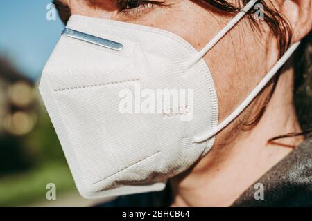 LUXEMBURG/APRIL 2020: Frau, die eine schützende KN95-Maske gegen COVID-19 trägt Stockfoto