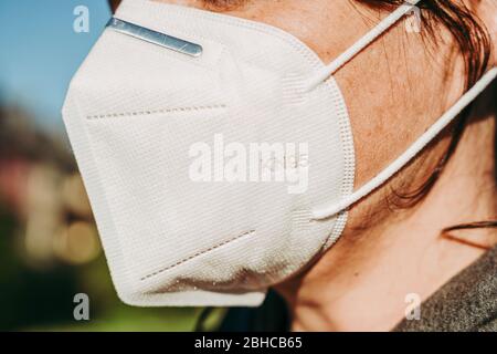 LUXEMBURG/APRIL 2020: Frau, die eine schützende KN95-Maske gegen COVID-19 trägt Stockfoto