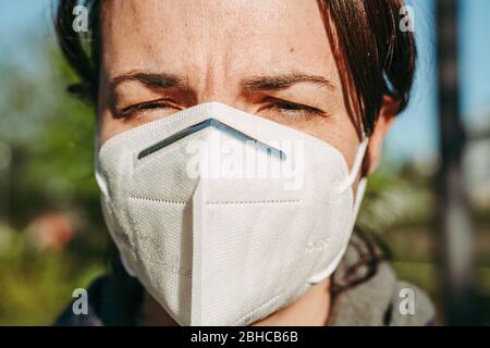 LUXEMBURG/APRIL 2020: Frau, die eine schützende KN95-Maske gegen COVID-19 trägt Stockfoto