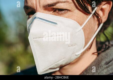 LUXEMBURG/APRIL 2020: Frau, die eine schützende KN95-Maske gegen COVID-19 trägt Stockfoto