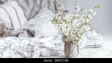 Stillleben mit Frühlingsblumen zu Hause. Stockfoto