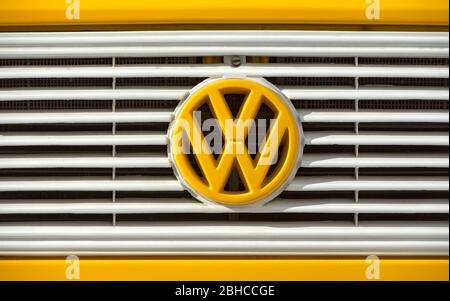BERLIN - APR 23: Emblem des Volkswagen Retro Oldtimers, gelber Volkswagen Beetle in Berlin am 23. April. 2020 in Deutschland Stockfoto