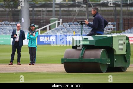 Australiens Trainer Justin langer schaut sich das Wicket vor dem One Day Tour Match zwischen Sussex und Australien auf dem 1. Central County Ground in Hove an. Juni 07 2018 Stockfoto